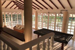 een woonkamer met een tafel en een bank op een veranda bij Casa con piscina y zona de BBQ en la Mesa Cundinamarca in Anapoima