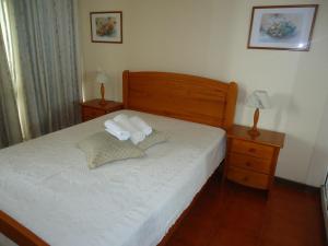 Ліжко або ліжка в номері Apartamentos Varandas da Rocha +37 фото