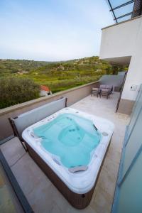 eine Whirlpool-Badewanne auf dem Dach eines Hauses in der Unterkunft Villa Medusa in Lucija