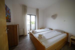 sypialnia z łóżkiem i oknem w obiekcie Villa Medusa w mieście Lucija