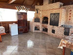 Habitación grande de ladrillo con un gran horno de ladrillo en Casa Paty, en Mănăstirea Humorului