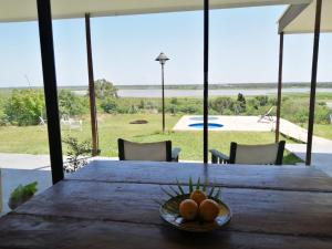 un bol de fruta en una mesa con vistas a la piscina en Rinconada, casa de huéspedes, en San Pedro