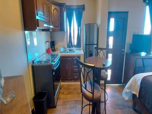 Köök või kööginurk majutusasutuses Hotel Suites La Fortuna