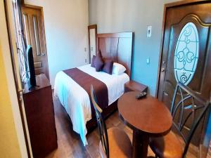 Voodi või voodid majutusasutuse Hotel Suites La Fortuna toas