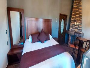 Voodi või voodid majutusasutuse Hotel Suites La Fortuna toas