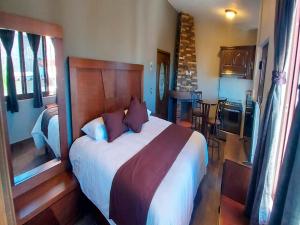 Postel nebo postele na pokoji v ubytování Hotel Suites La Fortuna