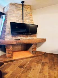 Televiisor ja/või meelelahutuskeskus majutusasutuses Hotel Suites La Fortuna