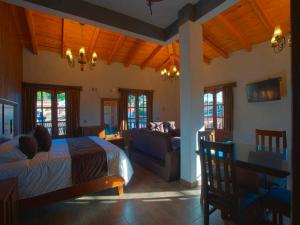 Voodi või voodid majutusasutuse Hotel Suites La Fortuna toas