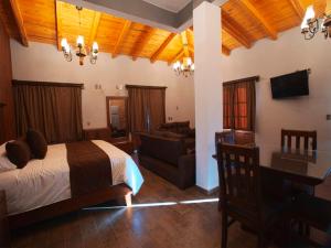 TV a/nebo společenská místnost v ubytování Hotel Suites La Fortuna