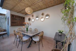 Un comedor con mesa y sillas en Riad Le J, en Marrakech