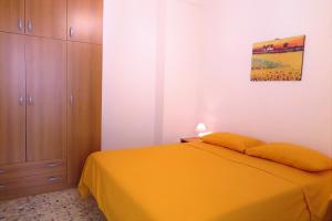 トリカーゼにあるLa casa di Bellippaのベッドルーム1室(ベッド1台付)が備わります。壁には絵画が飾られています。