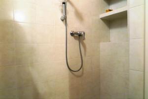 doccia con tubo in bagno di La casa di Bellippa a Tricase