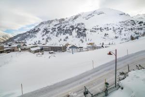 eine Stadt im Schnee mit einem Berg im Hintergrund in der Unterkunft Haus Helga Obertauern in Obertauern
