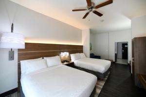 Postel nebo postele na pokoji v ubytování Holiday Inn Express Seguin by IHG