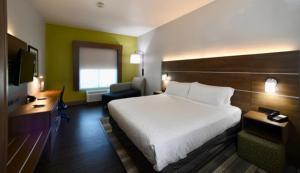 Postel nebo postele na pokoji v ubytování Holiday Inn Express Seguin by IHG