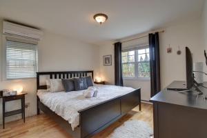 Ένα ή περισσότερα κρεβάτια σε δωμάτιο στο Instant Suites Luxury 3 BR Cabin with Breathtaking Views