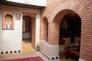 Habitación con 2 arcos y chimenea de ladrillo en Riad Hna Ben Saleh en Marrakech