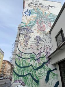 een muurschildering aan de zijkant van een gebouw bij Hafen 12 in Bremerhaven