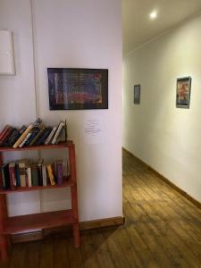 a room with a book shelf and a wall with books at Hafen 12 in Bremerhaven