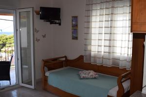 ネオ・キリマにあるMarirenのベッドルーム1室(ベッド1台付)、スライド式ガラスドアが備わります。