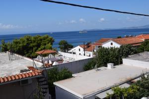 a view of the ocean from the roof of a house at Mariren in Neo Klima