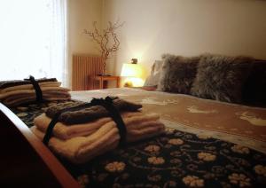 sypialnia z łóżkiem z ręcznikami w obiekcie Casa Minela w mieście Falcade