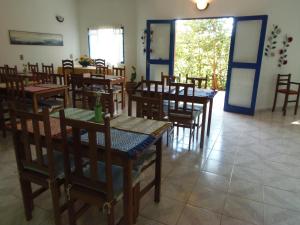 ein Esszimmer mit Holztischen und Stühlen in der Unterkunft Pousada Vista Verde in Cunha