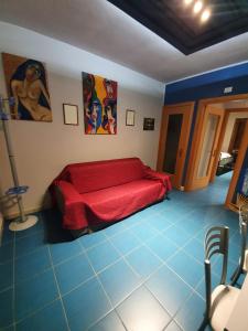 una camera con un letto rosso su un pavimento blu di Il rifugio dell’arte ad Agropoli