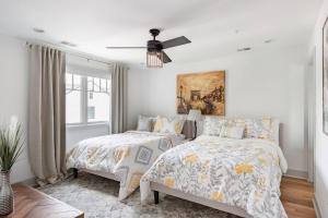 Llit o llits en una habitació de Brand New Luxury Home near Downtown