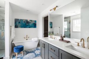 Un baño con dos lavabos y un espejo grande. en Brand New Luxury Home near Downtown, en Nashville