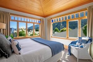 Galeriebild der Unterkunft Historic Stonehouse & Alley Cottage - Sleeps 14 with spa pool in Queenstown