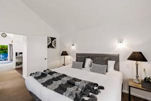 Galeriebild der Unterkunft Historic Stonehouse & Alley Cottage - Sleeps 14 with spa pool in Queenstown