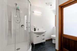 Bilik mandi di Historic Stonehouse & Alley Cottage - Sleeps 14 with spa pool +21 gambar