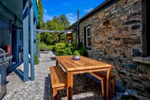 Galeriebild der Unterkunft Historic Stonehouse & Alley Cottage - Sleeps 14 with spa pool in Queenstown + 21 Fotos