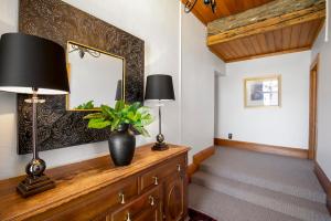 Galeriebild der Unterkunft Historic Stonehouse & Alley Cottage - Sleeps 14 with spa pool in Queenstown