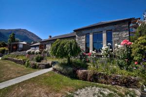 Gallery image of Historic Stonehouse & Alley Cottage - Sleeps 14 with spa pool in Queenstown