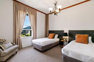 Katil atau katil-katil dalam bilik di Historic Stonehouse & Alley Cottage - Sleeps 14 with spa pool