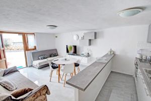 Televízia a/alebo spoločenská miestnosť v ubytovaní Apartments Kondrić