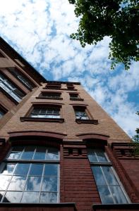 un grand bâtiment en briques avec des fenêtres au-dessus dans l'établissement berlincity, à Berlin