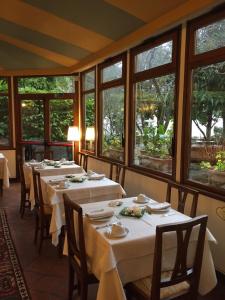 Reštaurácia alebo iné gastronomické zariadenie v ubytovaní Hotel Santa Caterina