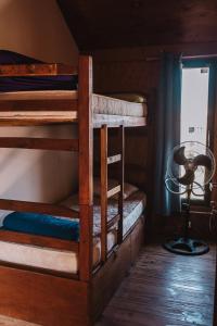 Двухъярусная кровать или двухъярусные кровати в номере Mar de Fondo Hostel