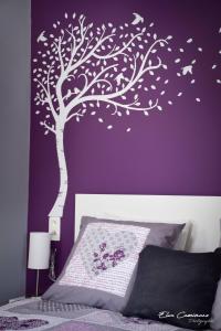 1 dormitorio con un árbol y mariposas en una pared púrpura en Le Fenil Aux Ânes en Walcourt