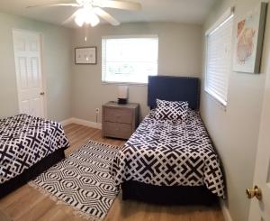 a bedroom with two beds and a window at Pool Home on Gulf Gate 5min away from Siesta Key in Sarasota +46 photos