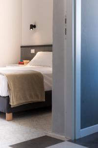 - une chambre avec un lit dans l'établissement Hotel Perla, à Castiglione della Pescaia