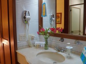 A bathroom at Hotel Casa Santa Monica Norte