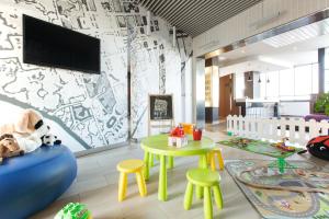 una camera con tavolo, sgabelli e TV di Ibis Styles Roma Eur a Roma