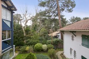 a view of a yard from a house at Appartement Sémaphore - Welkeys in Soorts-Hossegor