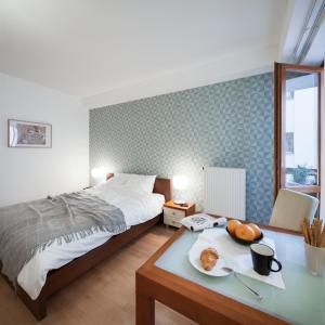 sypialnia z łóżkiem i stołem z talerzem jedzenia w obiekcie Lord Residence w Budapeszcie