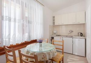 A kitchen or kitchenette at Apartments Ante-100m from beach