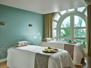 The Beverly Hills Hotel - Dorchester Collection客房内的一张或多张床位